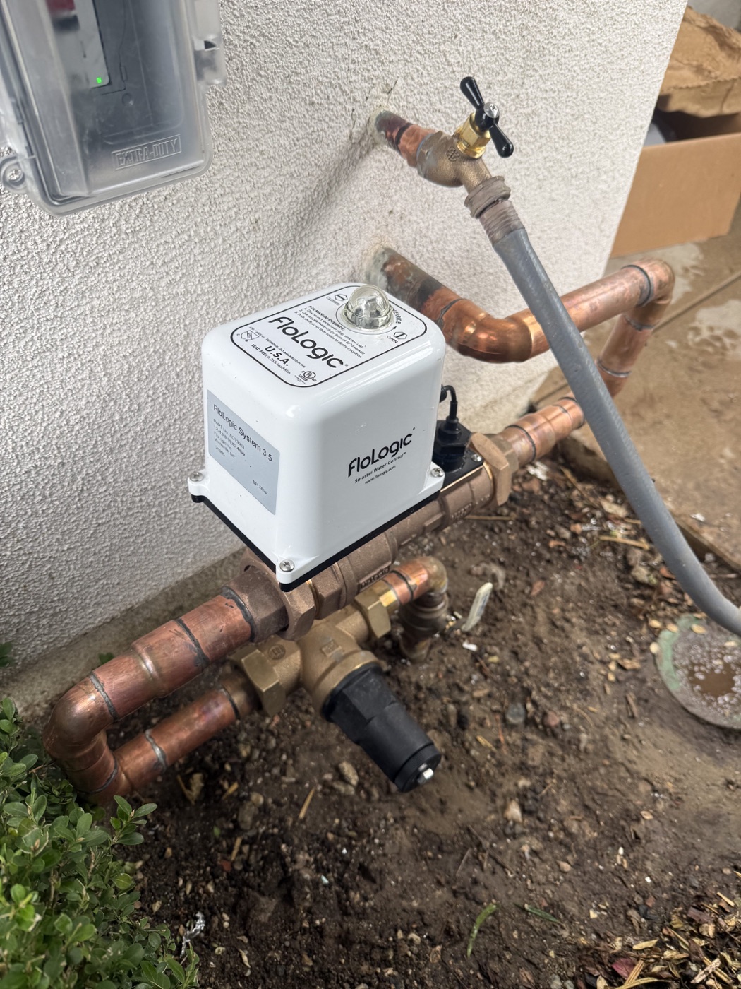 Automatic water-control equipment on copper piping